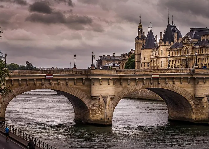 Апартаменты Charming 1br With Terrace Le Marais Center